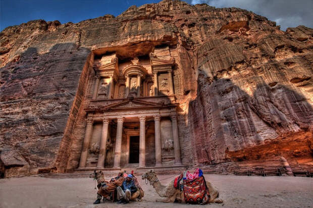 Бедуины когда-то искренне верили, что Петра была построена древнеегипетскими фараонами.