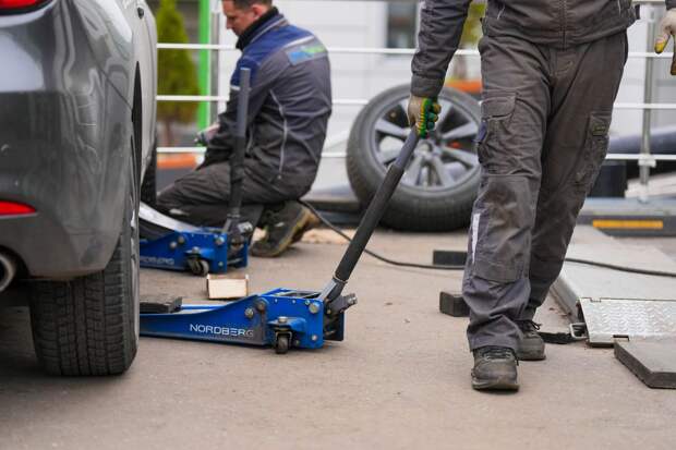 Минтранс: водителям в Москве уже пора менять зимние шины на летние