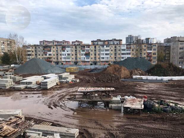 Грузовики разбили всю придомовую территорию при строительстве школы в Ижевске
