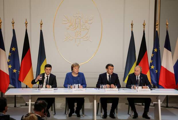 Слева направо: президент Украины Владимир Зеленский, канцлер ФРГ Ангела Меркель, президент Франции Эммануэль Макрон и президент России Владимир Путин