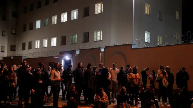 Протестующие собрались у СИЗО №1 в Минске