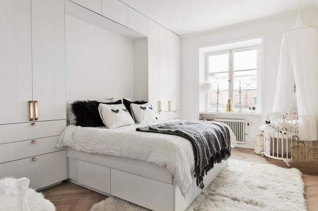 Скандинавский стиль спальни — грубая массивность в сочетание с нежной цветовой палитрой. /Фото: design-homes.ru 