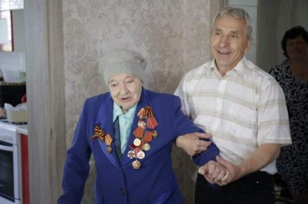Поздравляю жительницу Валуек, ветерана великой отечественной войны Анну Ивановну Самойлову.