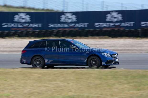 Заряженный универсал Mercedes взлетел в воздух на треке mercedes, mercedes-benz, авария