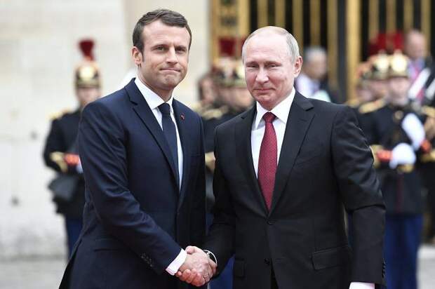 Непостоянство Макрона: дружба с Россией - выгода для Франции