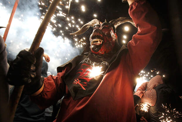 21 января 2013 во время традиционного фестиваля «Correfoc» в Пальма-де-Майорка по улицам бегали демоны и дьяволы с огнем и фейерверками