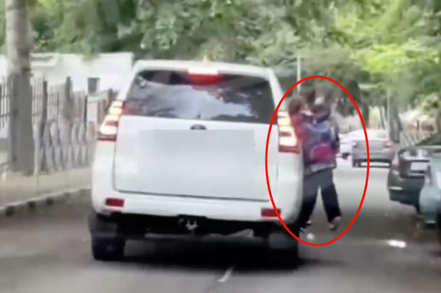 В Сочи женщину, прокатившую детей на пороге машины, привлекли к ответственности