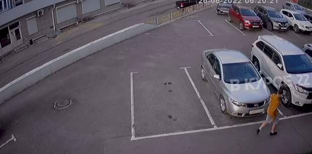 В Барнауле неизвестный побил несколько автомобилей на парковке