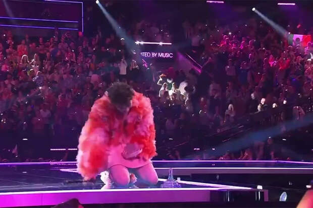 Победитель «Евровидения-2024» певец Nemo сломал Хрустальный микрофон на сцене