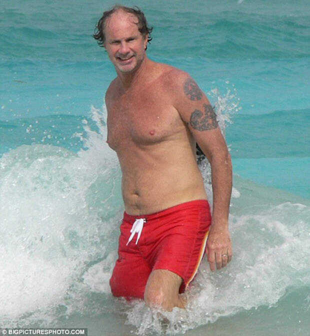 Развлекать приглашённых будет легендарная группа Red Hot Chili Peppers. Ее барабанщика Чада Смита папарацци уже засекли на Сен-Бартсе.