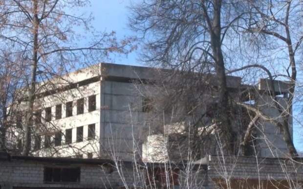 Рязанских подростков заметили на крыше недостроенной больницы в Приокском