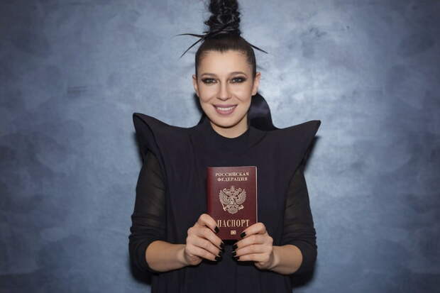 Новый муж, новый паспорт, новая жизнь. Почему Ёлка отказалась от гражданства Украины?
