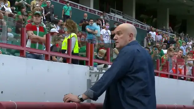 «То, что вы делаете, — позор»: как встреча «Локомотива» с болельщиками переросла в пикировку Кикнадзе с фанатами