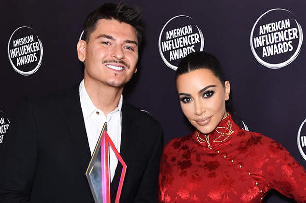 Ким Кардашьян в винтажном красном платье от Dior вручила награду своему визажисту в Голливуде