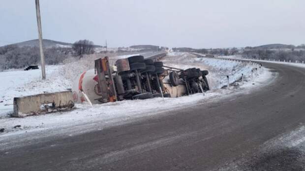 Из-за перевернувшегося газовоза перекрыли трассу в Приморье