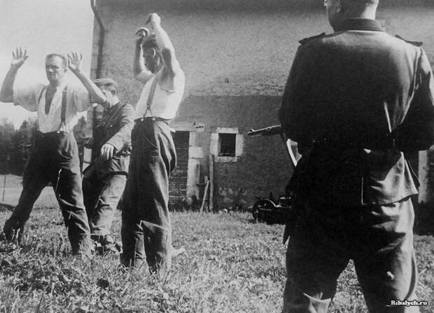 Арестованные по подозрению в дезертирстве солдаты немецкой армии в тылу Западного фронта. 1944 год. история, мгновения жизни, фотография