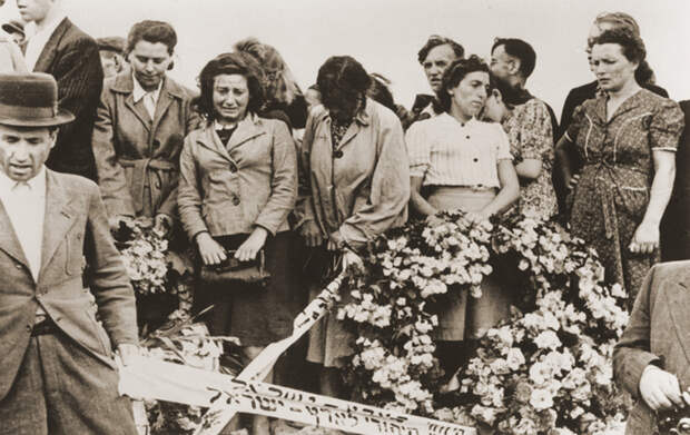 На похоронах евреев после погрома в Кельце. Все убитые вернулись домой из немецкого концлагеря.