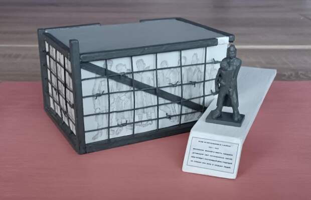 Учащиеся кружка создали макет мемориального комплекса Жертвам фашизма.