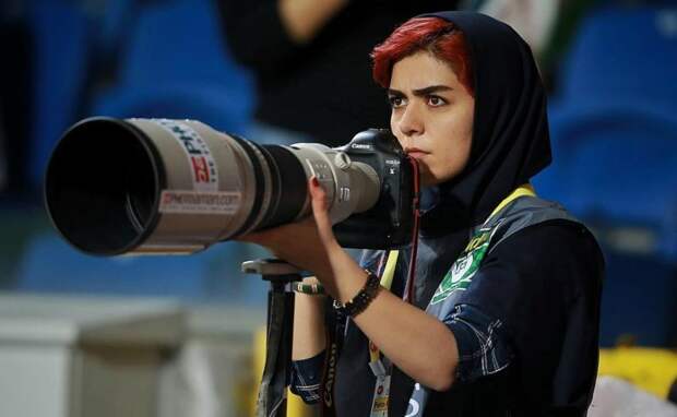 Первая в истории: иранская журналистка гениально обошла запрет на посещение стадиона журналисты, законы, иран, иранские девушки, стадион, фотограф, футбол