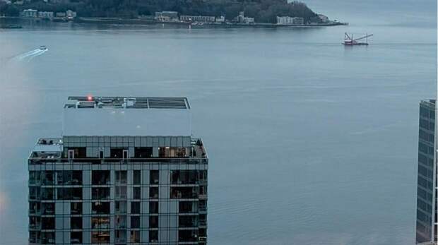 Оптическая иллюзия: провал посреди воды