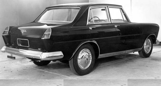 Была выбрана известная итальянская студия Ghia, которой было выплачено 62 тысячи долларов - соленая сумма для той эпохи. В свою очередь, дизайнер из Ghia Серджио Сарторелли создал этот довольно привлекательный для той эпохи проект. Начальникам FSO это нравится, они подписывают чек Ghia - а затем кладут чертежи и модели на хранение, чтобы они больше никогда их не достали. Непонятно, что их беспокоило - дороговизна производства или что-то еще. Но Польша продолжала производить старую Warszawa еще 16 лет, до 1973 года. А элегантный прототип Сарторелли был уничтожен в 1970-х, чтобы не занимать слишком много места.