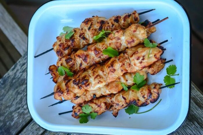 Нежный и румяный куриный шашлык. \ Фото: blogspot.com