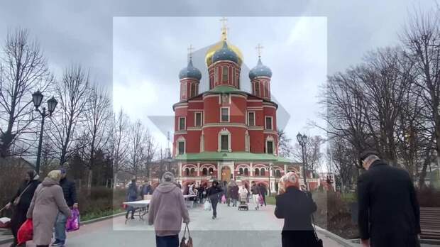 Освящение куличей проходит в Сретенском монастыре