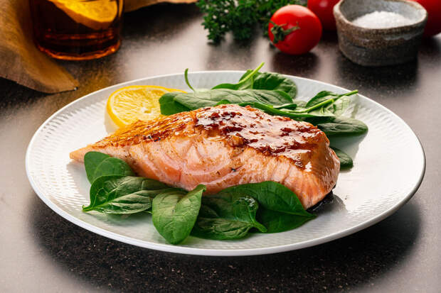 Эксперт Гиль: чтобы проверить свежесть рыбы, надавите на тушку рядом с плавником