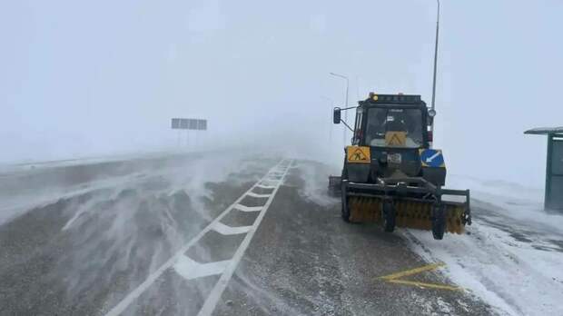 Минтранс показал, как 400 машин спецтехники расчищают дороги Алтайского края от снега