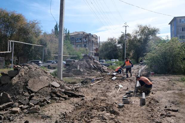 На одной из улиц Астрахани с нуля обустраивают дорогу и тротуар