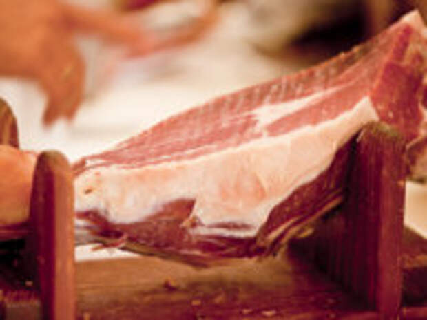 Испания. Хамон. Deliscious fresh parma serrano ham slices pork gourmet jamon on market. Фото Nils Weymann - Depositphotos