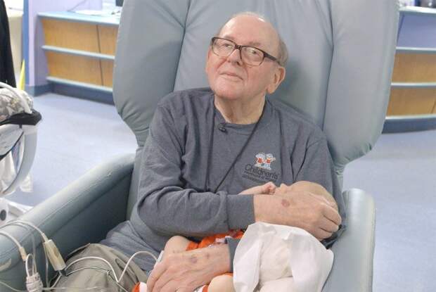82-летний пенсионер 12 лет работает добровольцем в больнице, помогая окрепнуть недоношенным младенцам в мире, дети, добро, забота, люди, младенцы, пенсионер