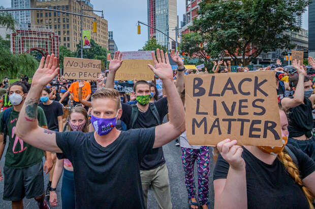 Демонстрация в поддержку движения Black Lives Matter в Нью-Йорке