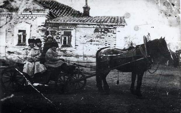 Мариупольские чекисты на задании. Мариуполь, 1919 год (Wikimedia Commons) Мариупольские чекисты на задании. Мариуполь, 1919 год (Wikimedia Commons)