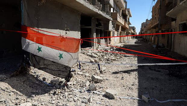 Флаг Сирии на разрушенной улице. Архивное фото