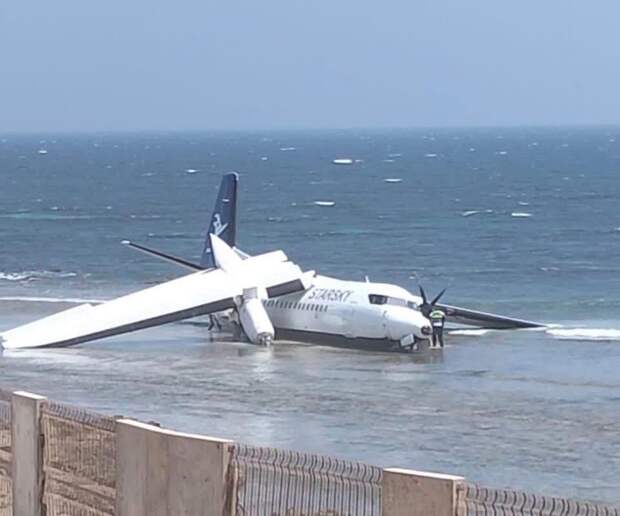 SONNA: самолет совершил жесткую посадку у аэропорта Могадишо