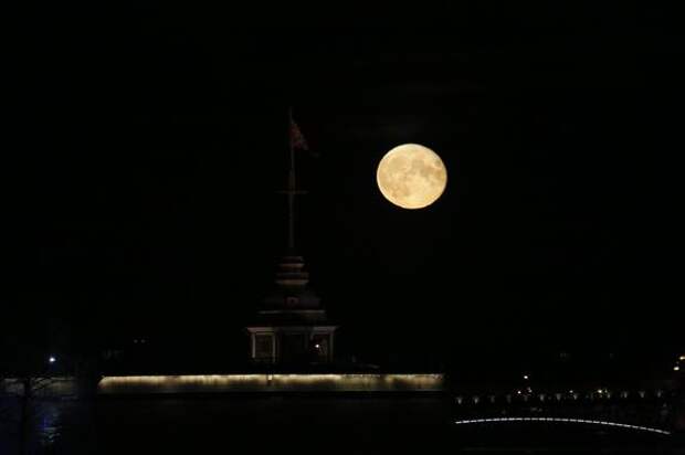 Я сам себе и небо и луна аукцыон. Песня я сам себе небо и луна. Песня небо над землей цветными красками. Небо голубое спрячь мои покои. Руки к небу луна.