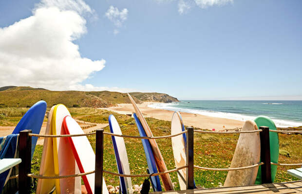 Совместите путешествие с палаткой с уроками серфинга на солнечном юго-западном побережье Португалии.