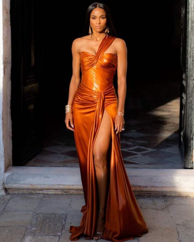 Сиара (Ciara) в коричневом платье