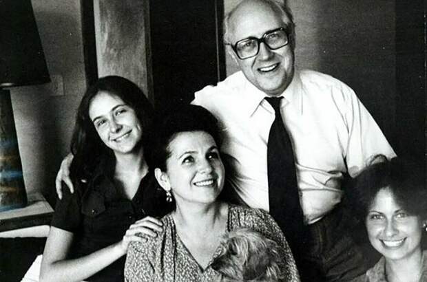 Галина Вишневская и Мстислав Ростропович с дочерями.