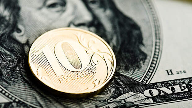 Российские рубли и доллары США. Архивное фото