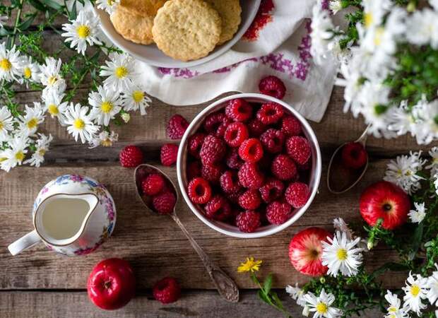Сорбет, тирамису и мусс: ТОП-3 десерта с малиной без выпечки, которые стоит попробовать летом