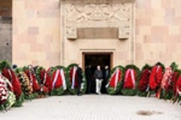 Церемония прощания с кинорежиссером Тиграном Кеосаяном в Москве / Фото: Сергей Карпухин, Сергей Булкин / ТАСС