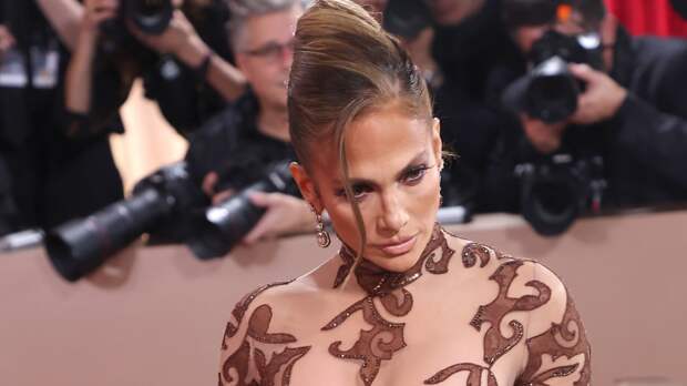 Папарацци сняли 56-летнюю Дженнифер Лопес в платье с глубоким декольте во время шопинга