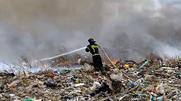 В Чите горит огромный мусорный полигон
