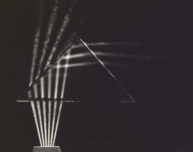 Лучи света, проходящие сквозь стекло. Фото © Berenice Abbott