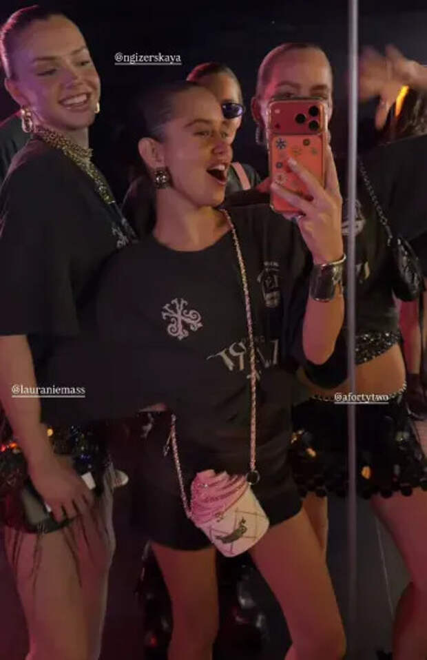 Аврора Киба с подругами