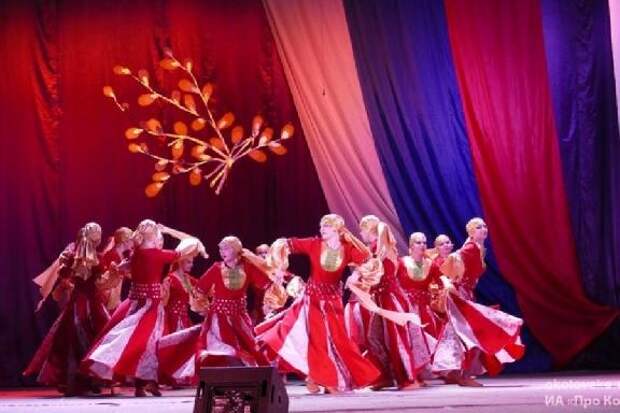 Праздничным концертом в Котовске отметили годовщину воссоединения Крыма и Севастополя с Россией