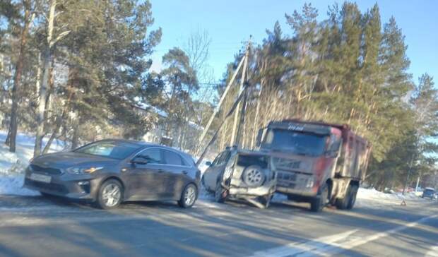 В Тюмени самосвал наехал на машину с ребенком