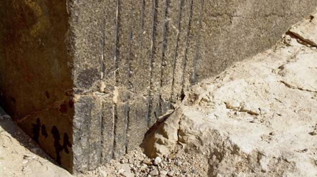 Тайна пропилов на базальтовом полу возле пирамиды Хеопса: современная подделка или седая древность?